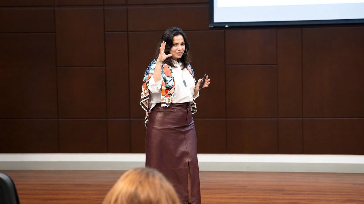Diana Ayala en escena ante el público del encuentro ejecutivo