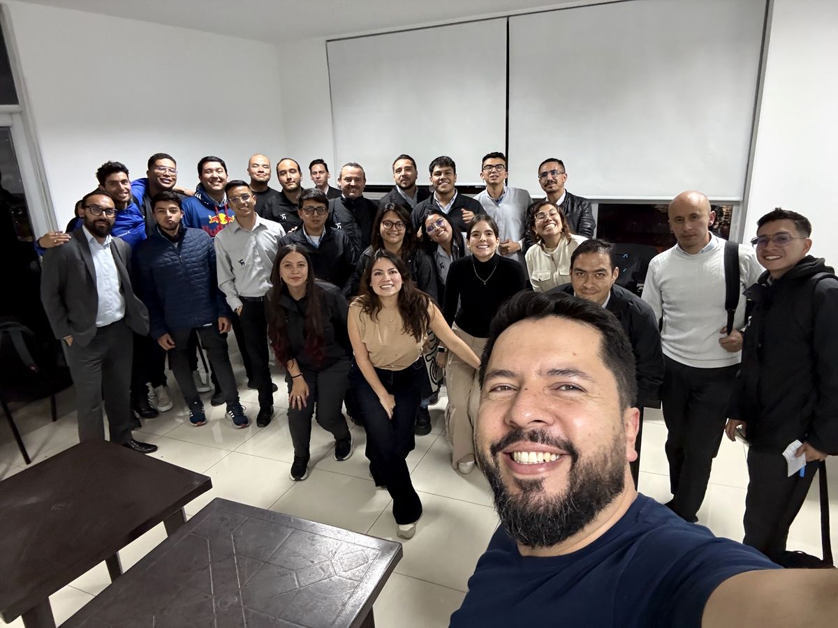 Foto de grupo al cierre de un taller