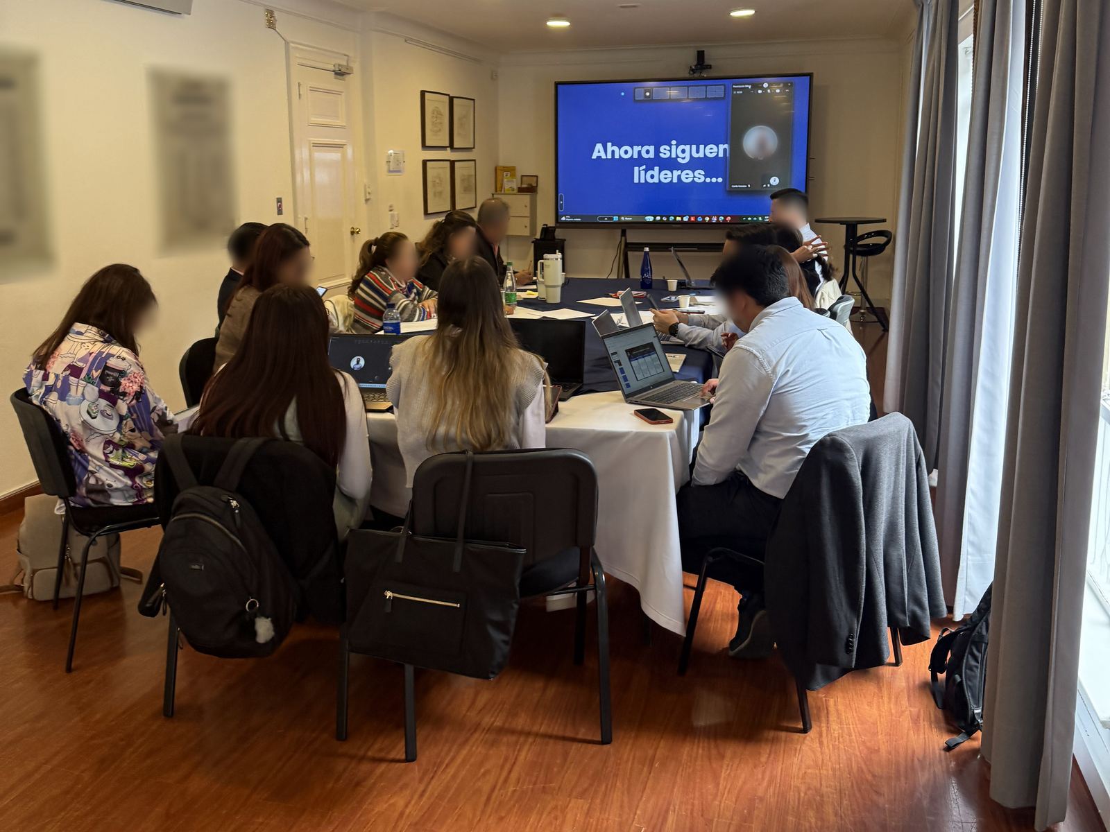 Equipo directivo en una sesión de trabajo en sala de juntas