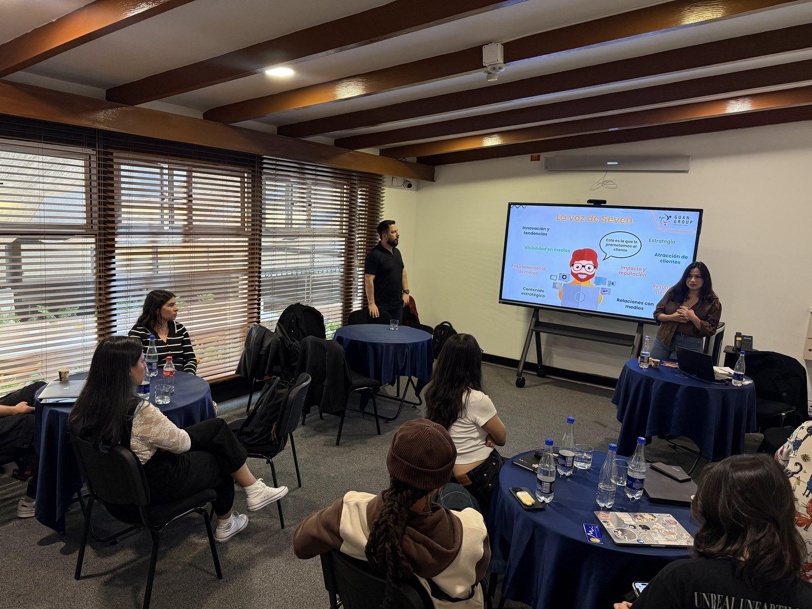 Diana Ayala y Diego Torres conducen una sesión de taller con un equipo